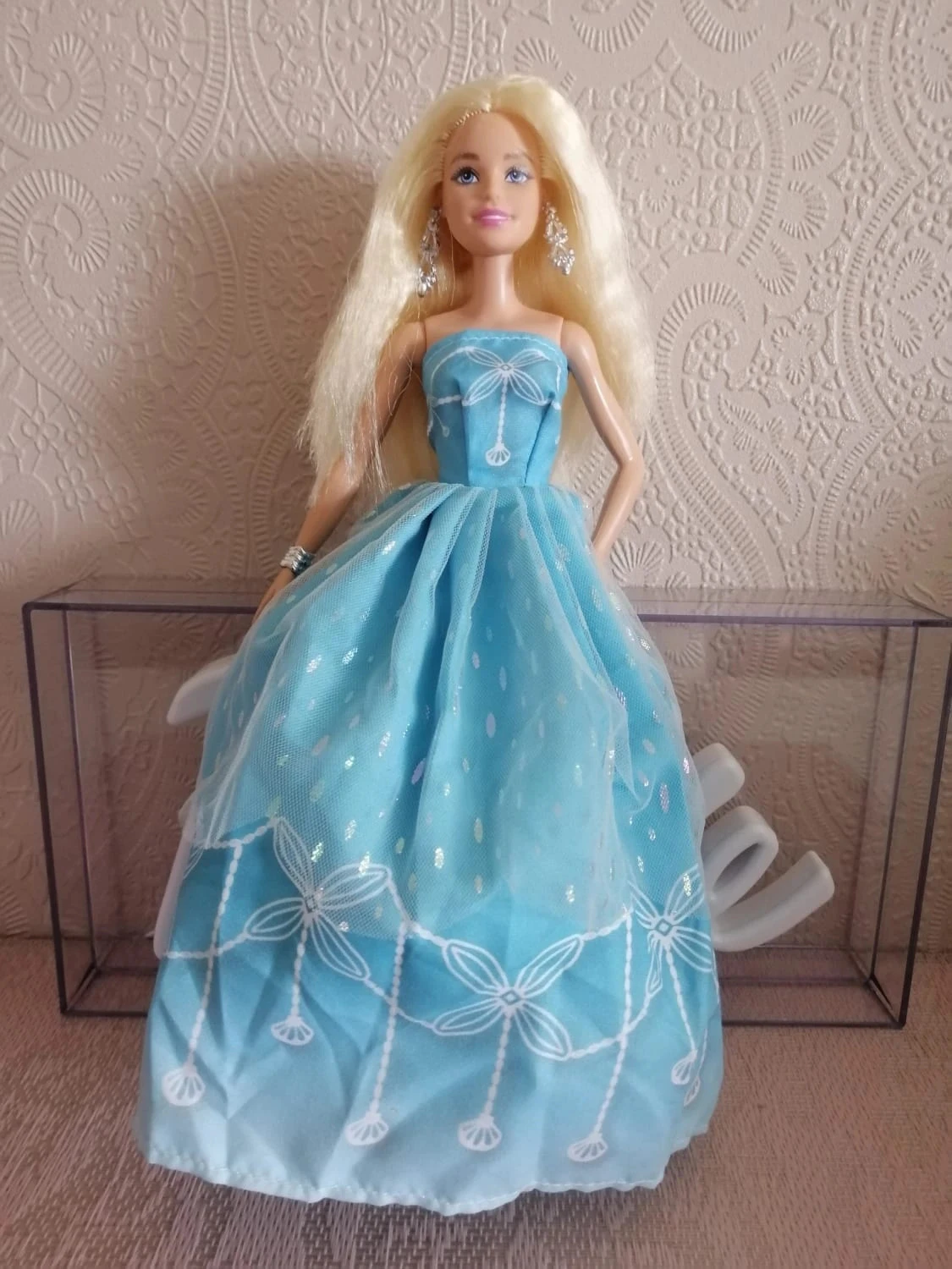 Jolie Barbie dans une tenue de bal bleue
